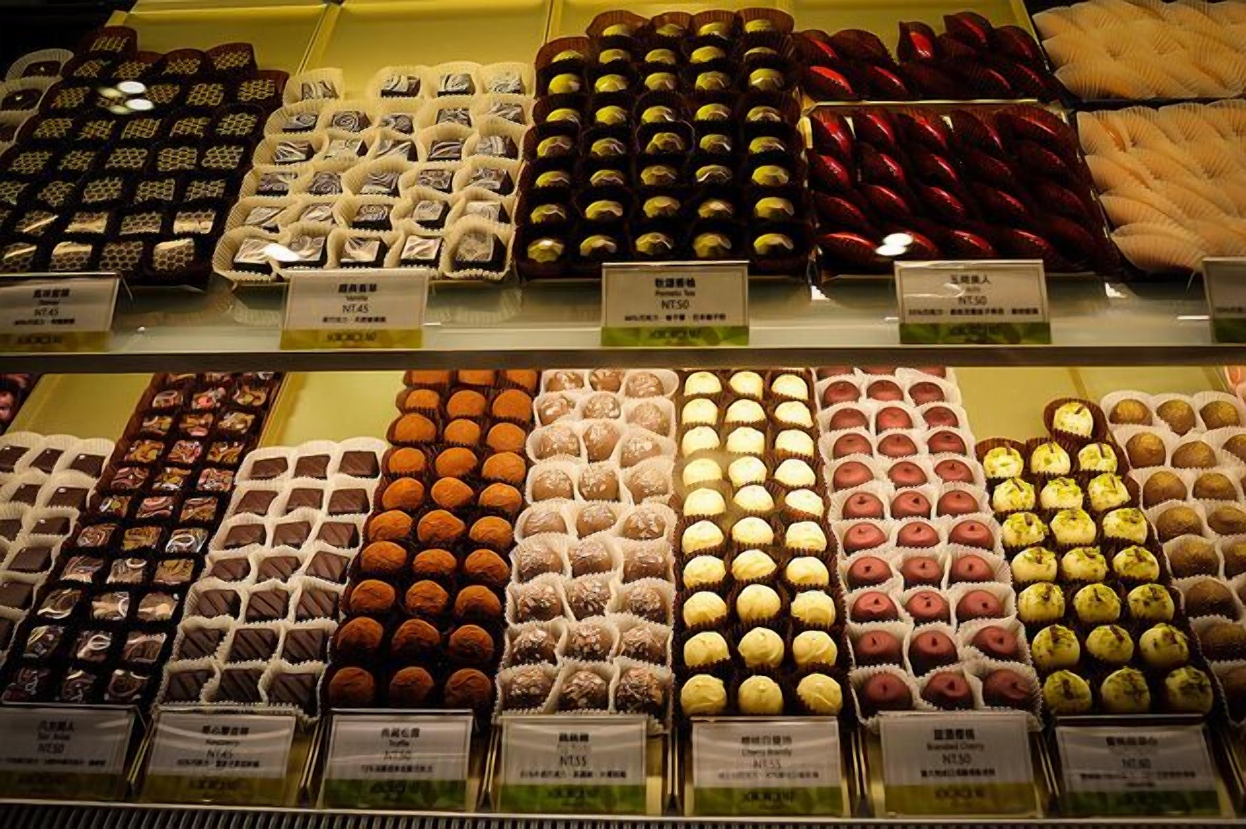 Exposição de vários chocolates e doces numa loja.