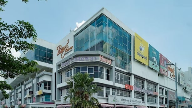 A multi-story hotel with a modern design, featuring large windows and a prominent sign for the Gateway Hotel. - Bangi Gateway Hotel (Bandar Baru Bangi)