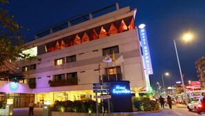A hotel with a modern design, featuring a prominent signboard and multiple floors. - Hotel Sapphire (Colombo)