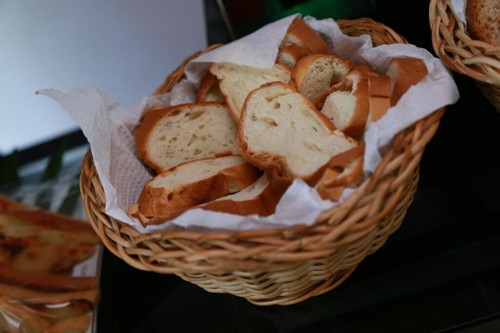 Una cesta de pan en rodajas dentro de una cesta de mimbre.