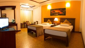Shower, rainfall showerhead, free toiletries, hair dryer - Hotel Sapphire (Colombo)