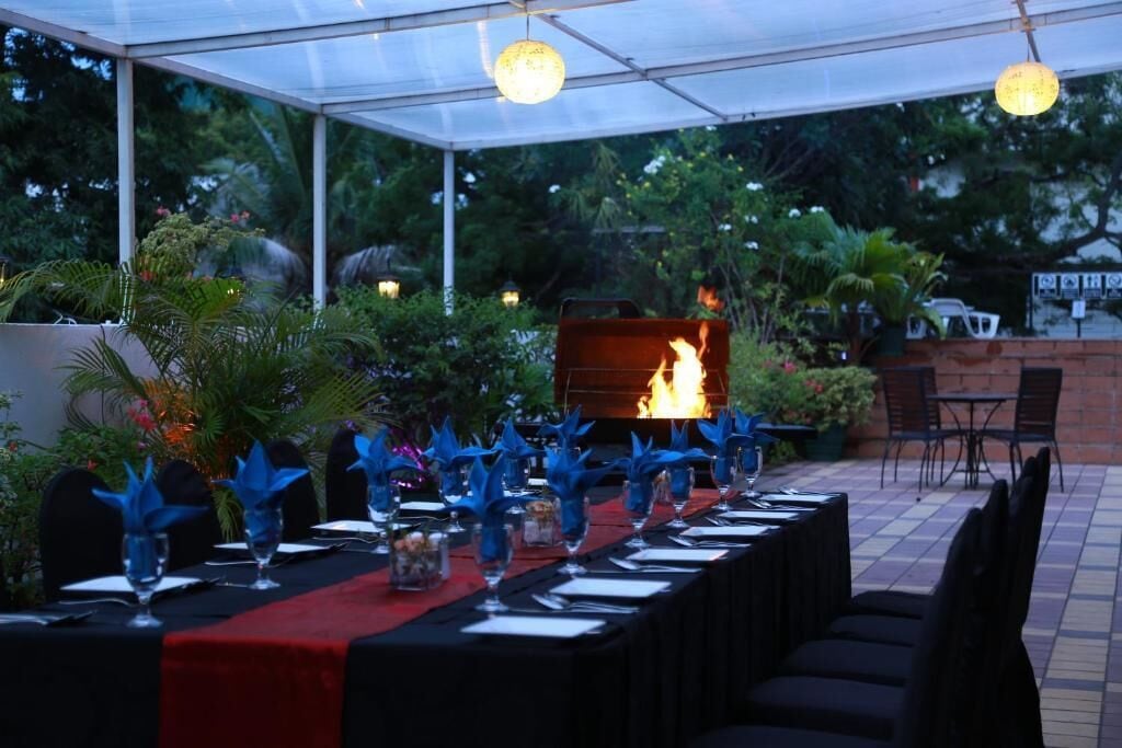 Cocina china, restaurante con mesas al aire libre 