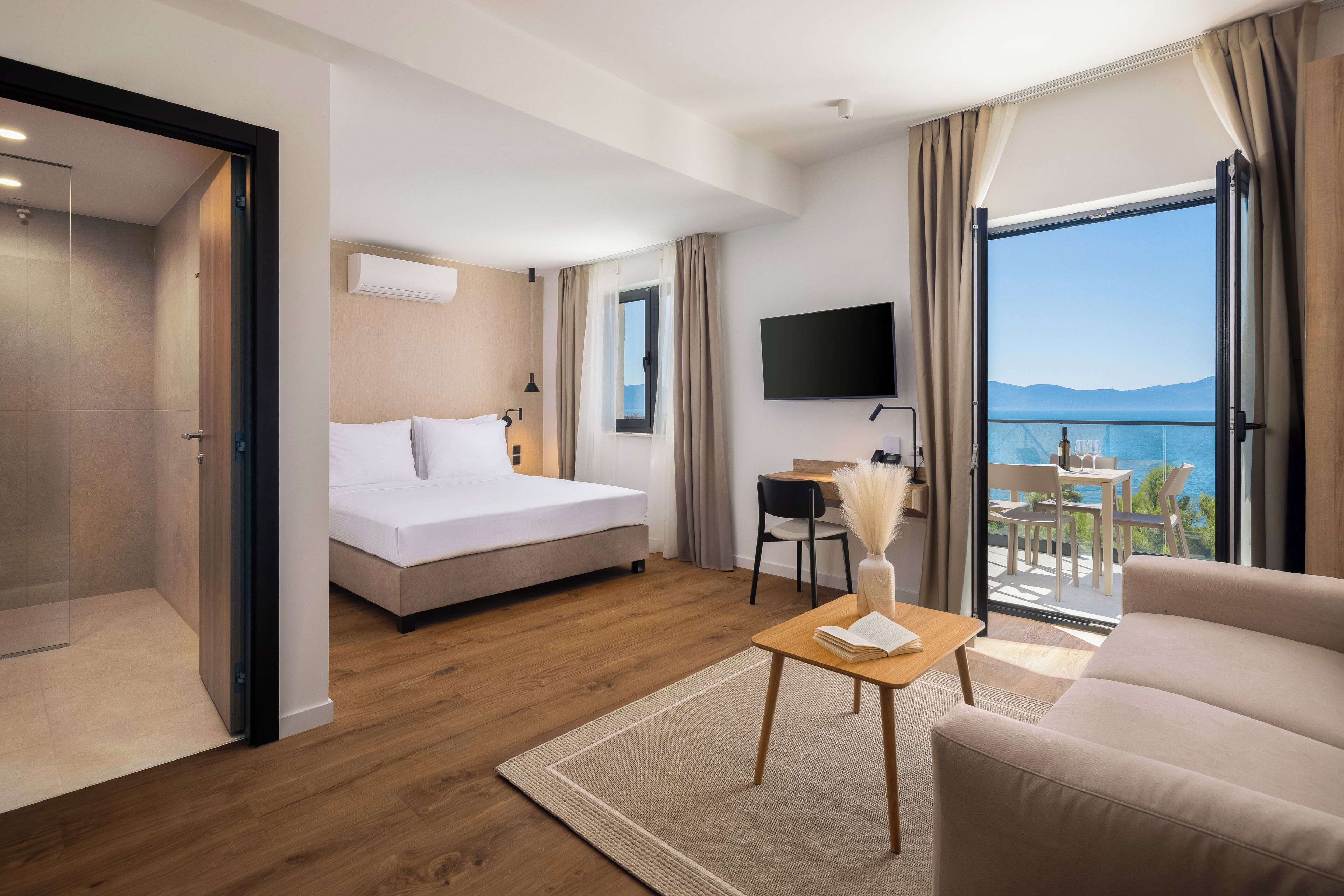 Family room Sea Side with Balcony | Minibar, safe på rommet, skrivebord og wi-fi (inkludert)