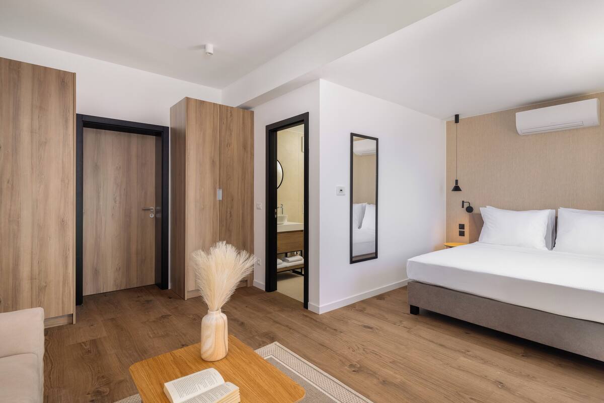 Minibar, in-room safe, desk, free WiFi