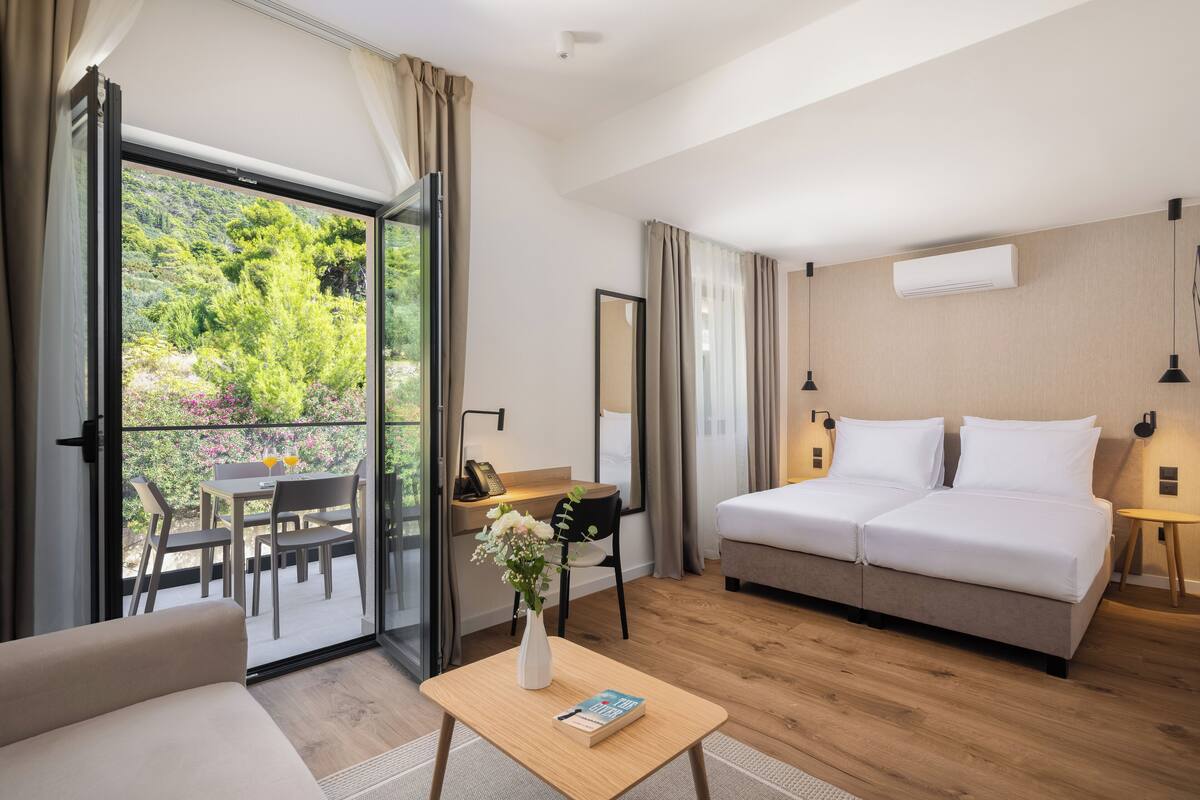 Family room Sea Side with Balcony | Minibar, in-room safe, desk, free WiFi