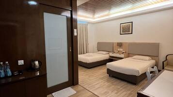 Een kluis op de kamer, een bureau, een strijkplank/strijkijzer