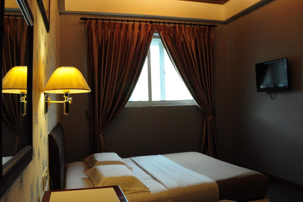 In-room safe, desk, iron/ironing board, free WiFi