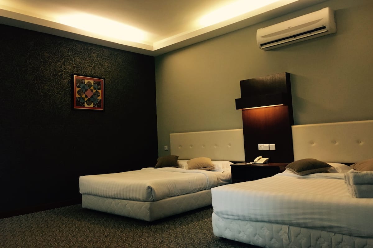 家庭房, 2 张大床 | 客房内保险箱、办公桌、熨斗/熨板、免费 WiFi