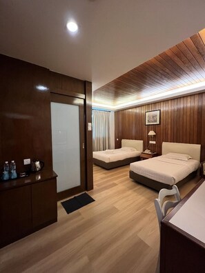 In-room safe, desk, iron/ironing board, free WiFi - D Eastern Hotel (Ipoh)