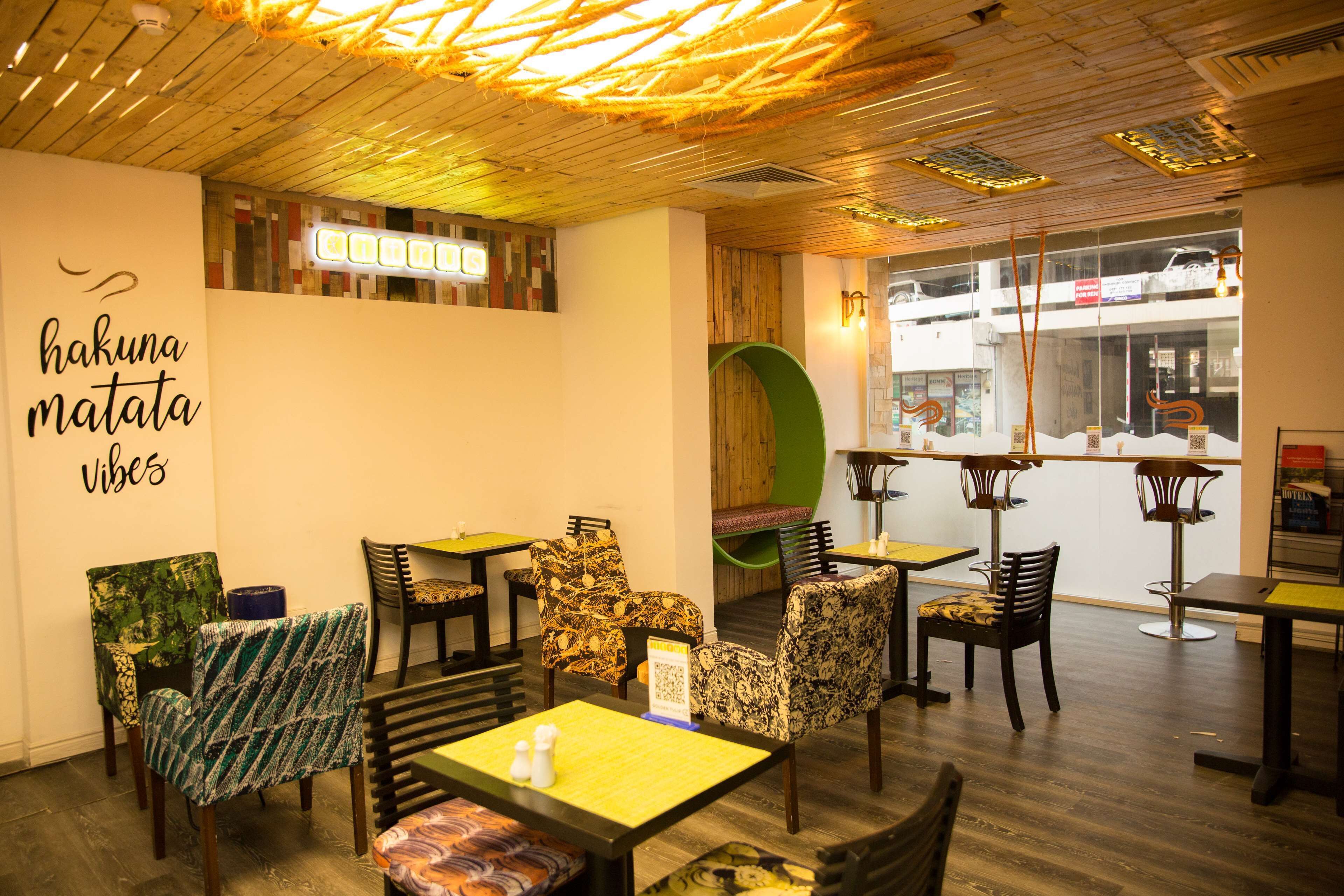 Päivittäinen buffetaamiainen (15 USD per henkilö)