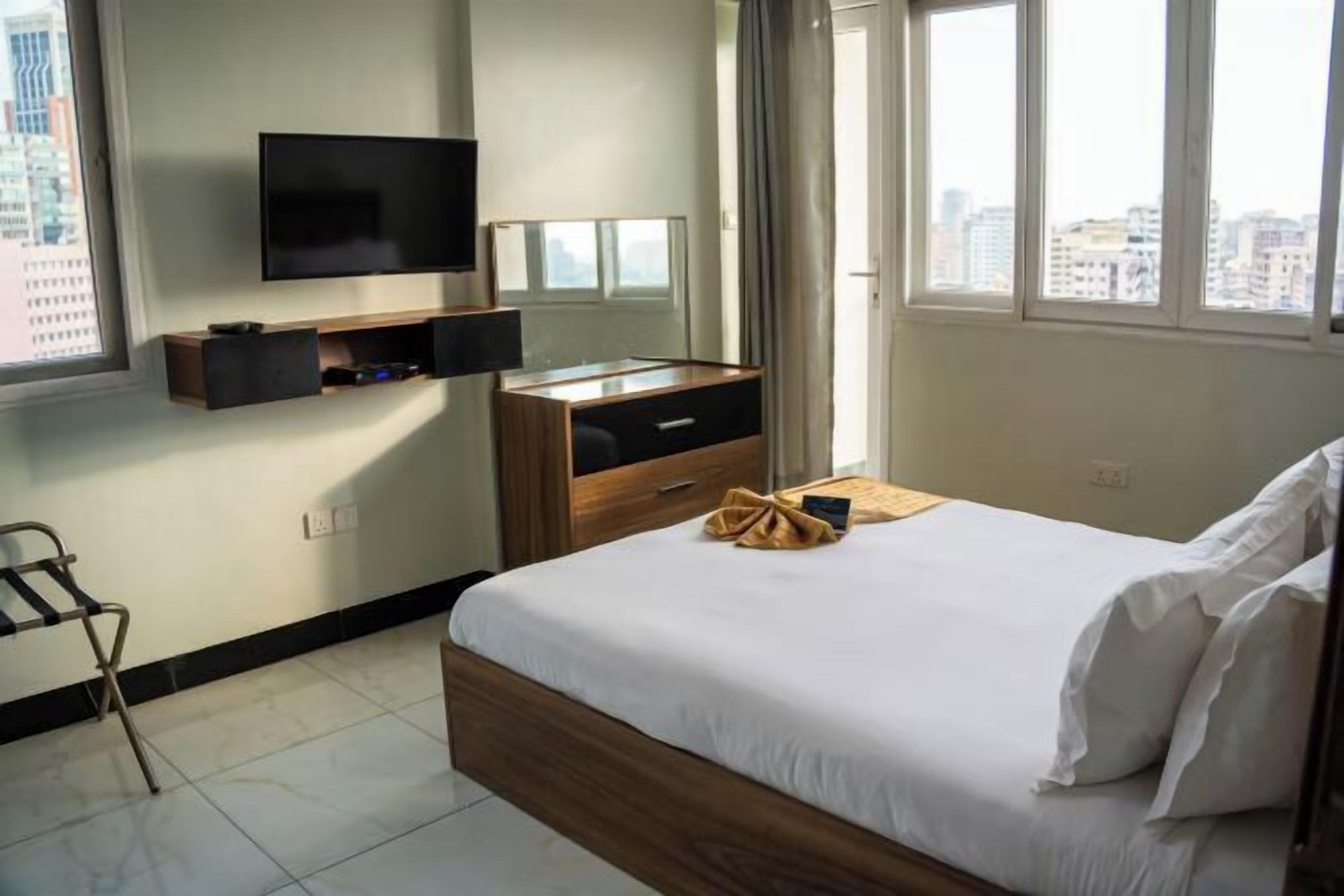 Hypo-allergenic bedding, minibar, in-room safe, desk