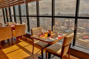 供应早餐、午餐和晚餐，国际美食