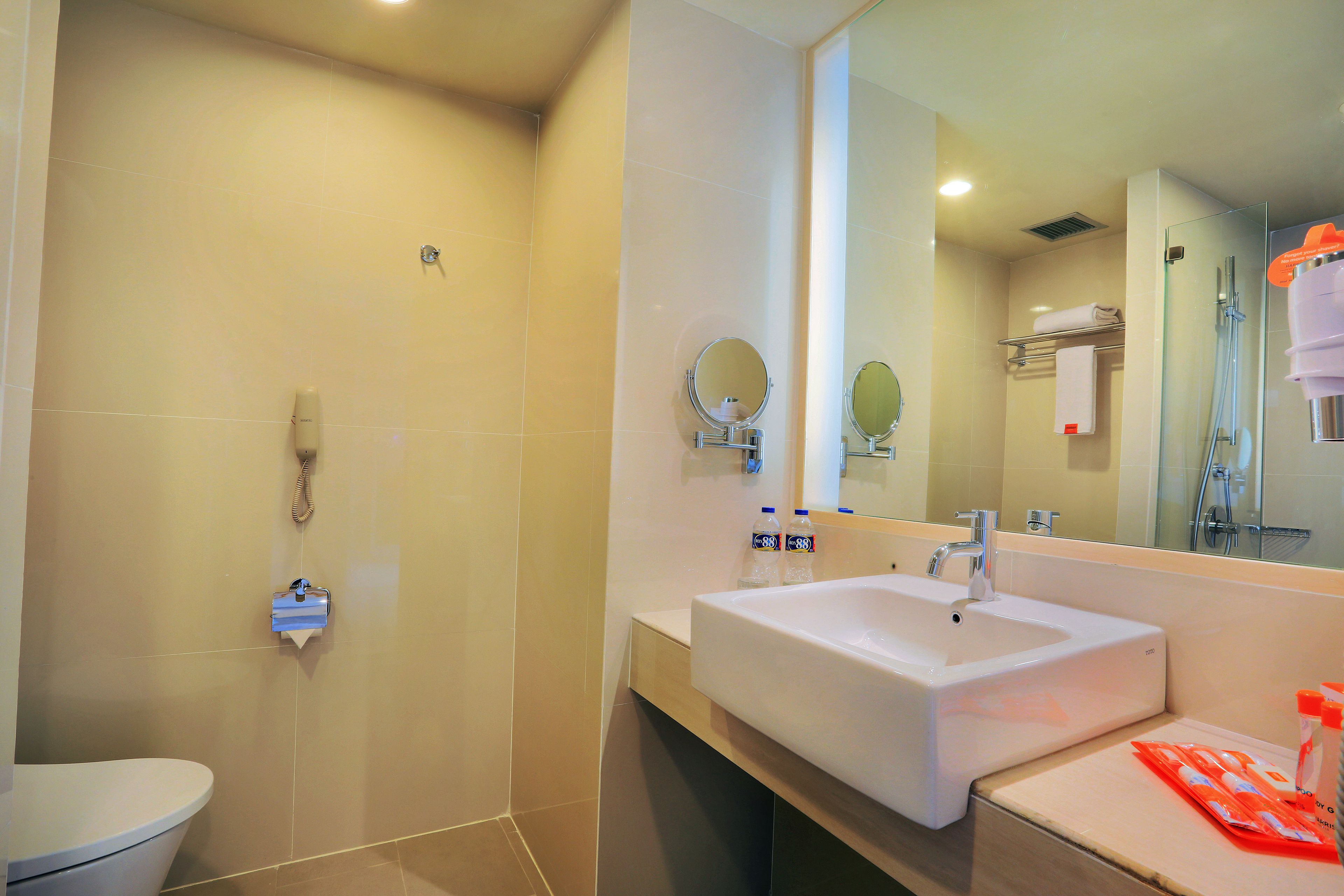 Un baño con inodoro, lavamanos y ducha.