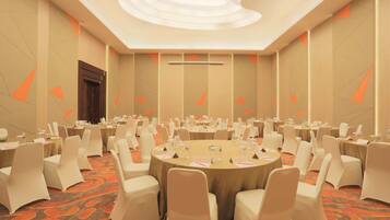 Breakfast, lunch, dinner served; international cuisine