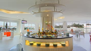 供應早餐、午餐和晚餐,國際料理