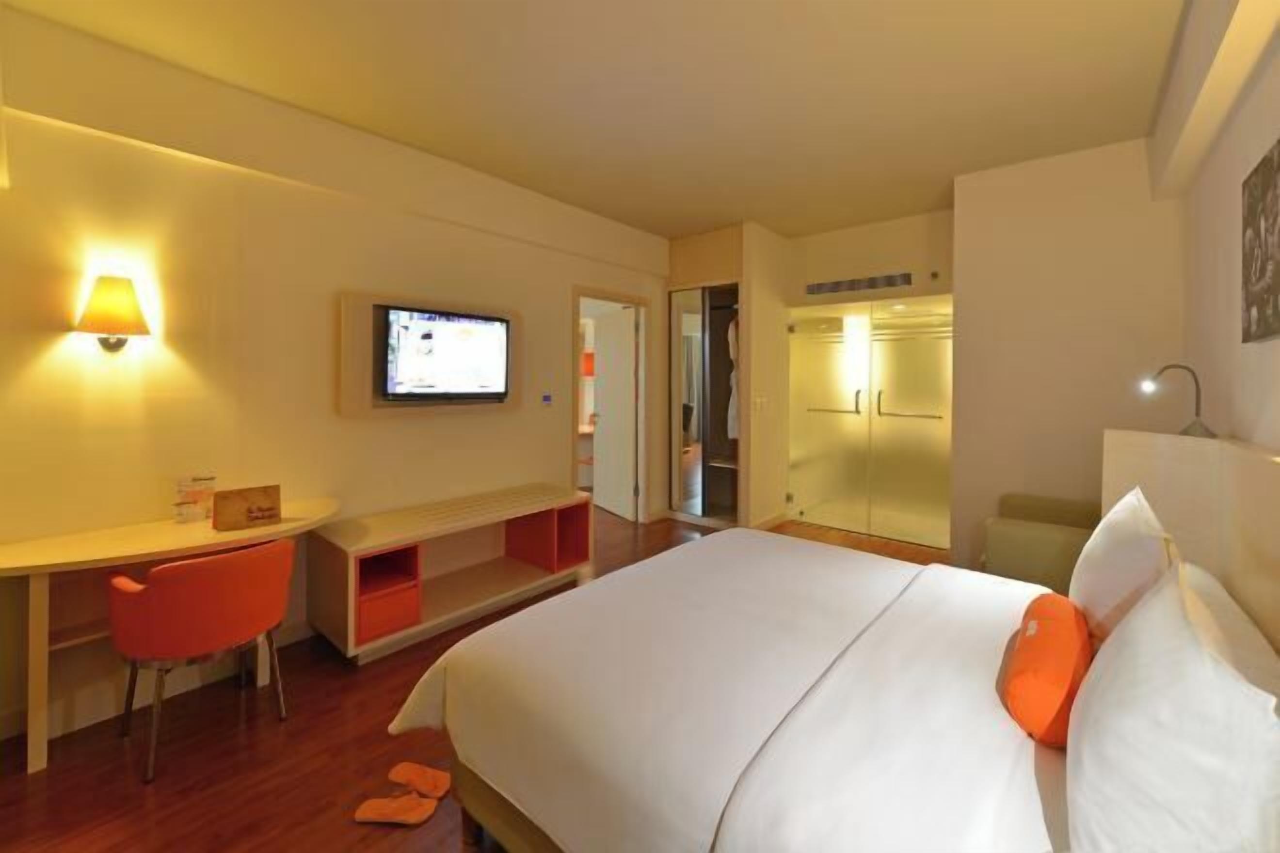 迷你吧、客房内保险箱、办公桌、笔记本电脑工作区