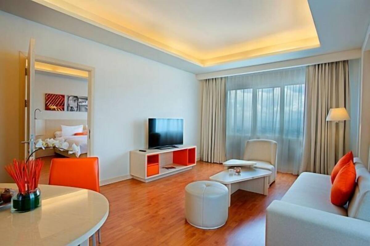 Living area | 42-inch LCD TV with cable channels, TV