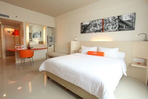 Minibar, coffres-forts dans les chambres, bureau