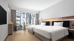 Minibar, brankas, tirai kedap cahaya, dan setrika/meja setrika