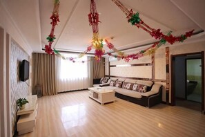 Uma sala de estar moderna com um sofá, mesa de centro e guirlandas decorativas.