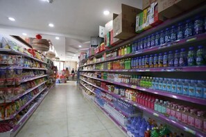 Een supermarktgang met schappen vol met verschillende producten.