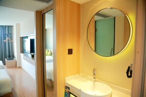 Superior Twin Room | Bathroom | Shower, rainfall showerhead, hair dryer, slippers - Ibis Styles Shanghai Qingpu Sports Center Hotel (Shanghai)