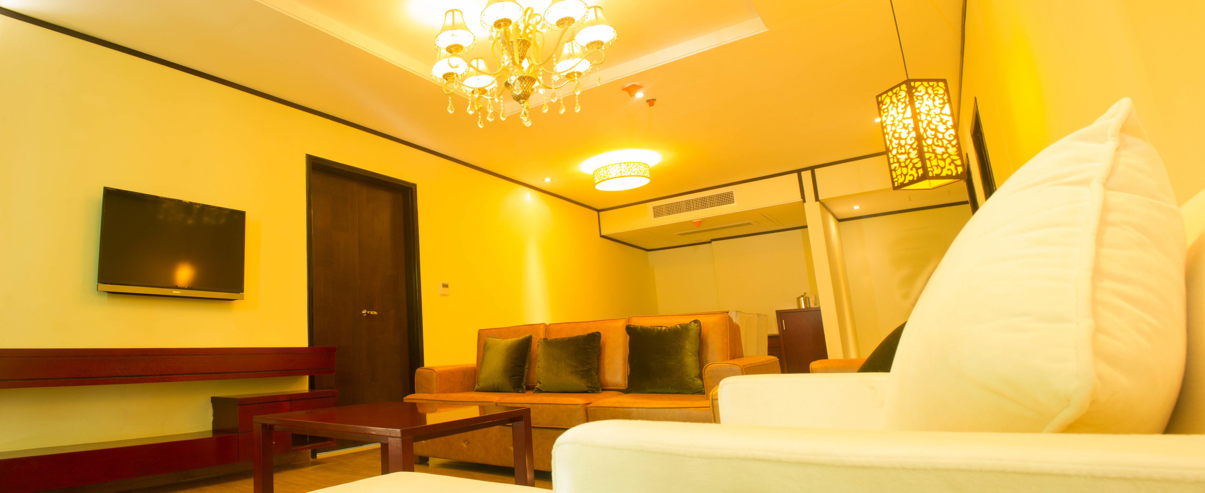 panoramic suite | living area | 32-inch lcd tv with cable channels, tv
