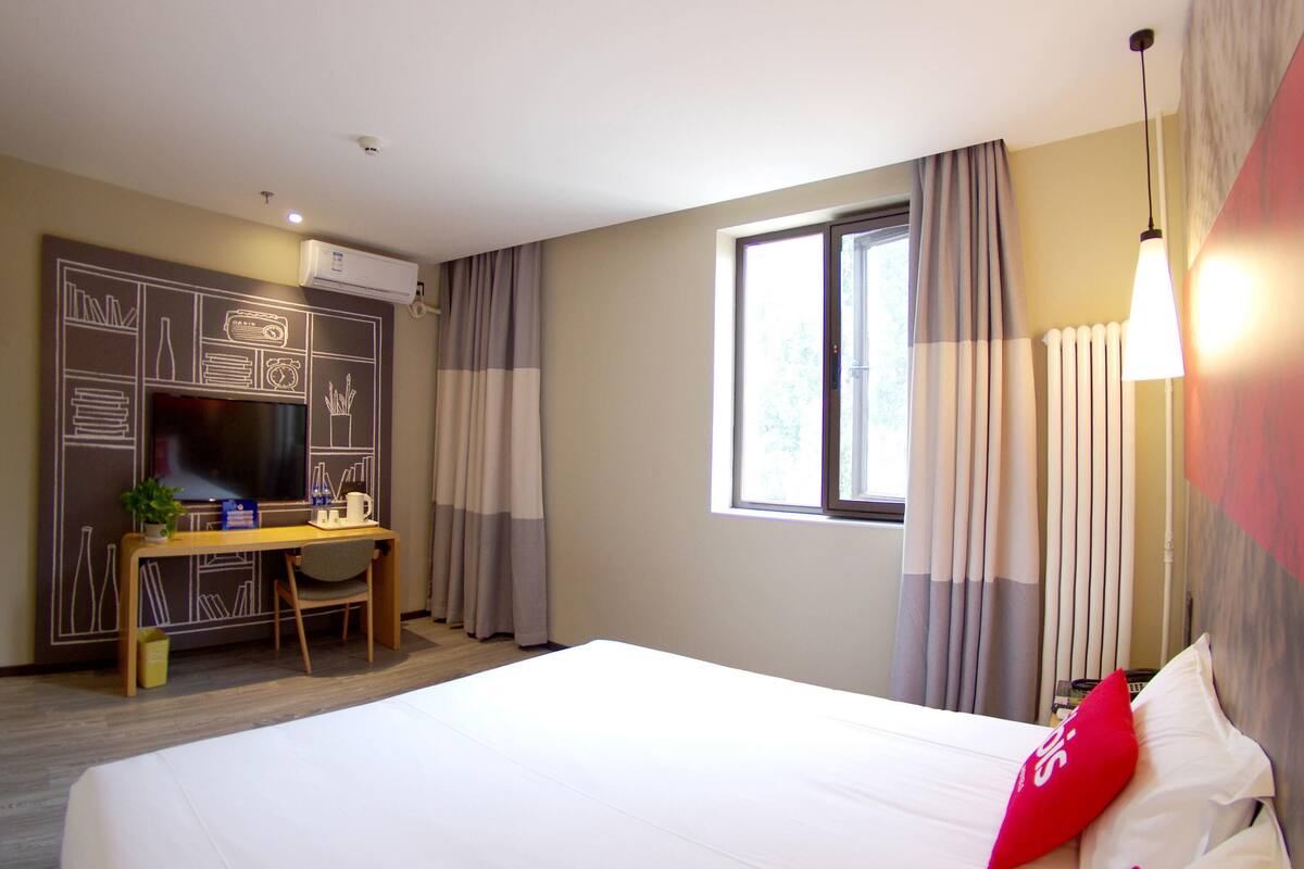 Quarto | Cofres nos quartos, escrivaninha, cortinas blackout