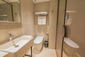 A modern bathroom with a sink, bidet, and toilet. - HanTing Hotel (Beijing New China International Exhibition Center) (Beijing)