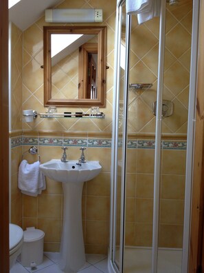 Articles de toilette gratuits, sèche-cheveux, serviettes fournies