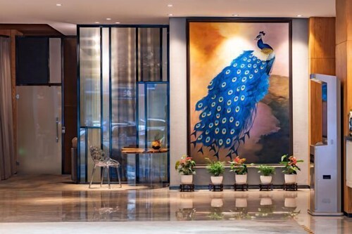 Yunnan Weiju Golden Eagle Grand Hotel (Kunming Railway Station Shuangqiao Night Market Style Street)