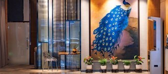 Yunnan Weiju Golden Eagle Grand Hotel (Kunming Railway Station Shuangqiao Night Market Style Street)