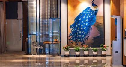 Yunnan Weiju Golden Eagle Grand Hotel (Kunming Railway Station Shuangqiao Night Market Style Street)