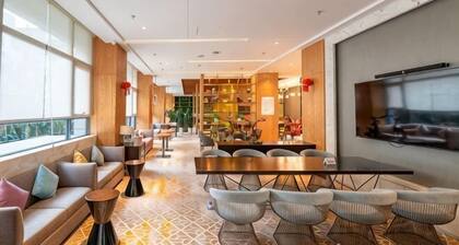 Yunnan Weiju Golden Eagle Grand Hotel (Kunming Railway Station Shuangqiao Night Market Style Street)