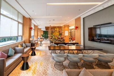 Yunnan Weiju Golden Eagle Grand Hotel (Kunming Railway Station Shuangqiao Night Market Style Street)