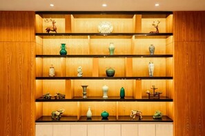 Estante de madera con diversos objetos de cerámica.