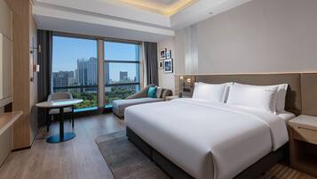 Kamar Premium (Canal View) | Seprai premium, selimut bulu angsa, brankas, dan meja kerja