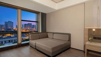 Suite Premium (Canal View) | Seprai premium, selimut bulu angsa, brankas, dan meja kerja