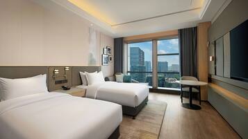 Premium Room (Canal View) | Peralatan tempat tidur premium, gebar bulu kapas, peti besi dalam bilik