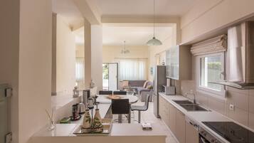 Alloggio su due livelli, 4 camere da letto, idromassaggio, vista mare | Cucina privata | Frigorifero con congelatore, microonde, forno, piano cottura