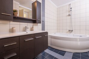 Duplex, 2 Bedrooms, Jetted Tub, Sea View | Jetted tub