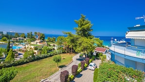 A coastal residential area with a view of the sea, a swimming pool, and a parking area. - Villas F & B Summer Collection - Aegean Residence (Kassandra)