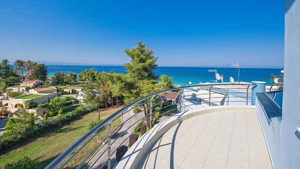 A balcony with a view of the sea, a pool, and surrounding greenery. - Villas F & B Summer Collection - Aegean Residence (Kassandra)