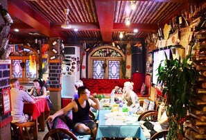 供應早餐、午餐、晚餐；本地及多國菜