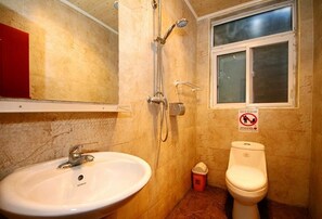 淋浴設備、拖鞋、提供毛巾