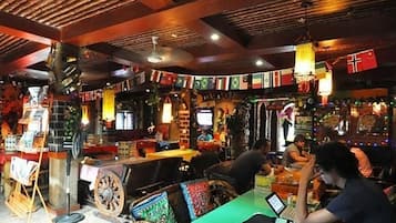 Se sirven desayunos, comidas, cenas y cocina local e internacional