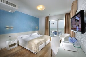 Minibar con artículos gratuitos y caja de seguridad en la habitación 