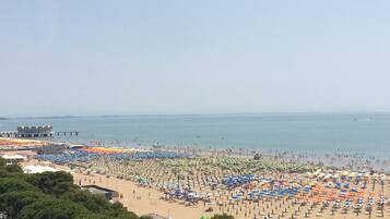 En la playa, camastros, sombrillas y toallas de playa