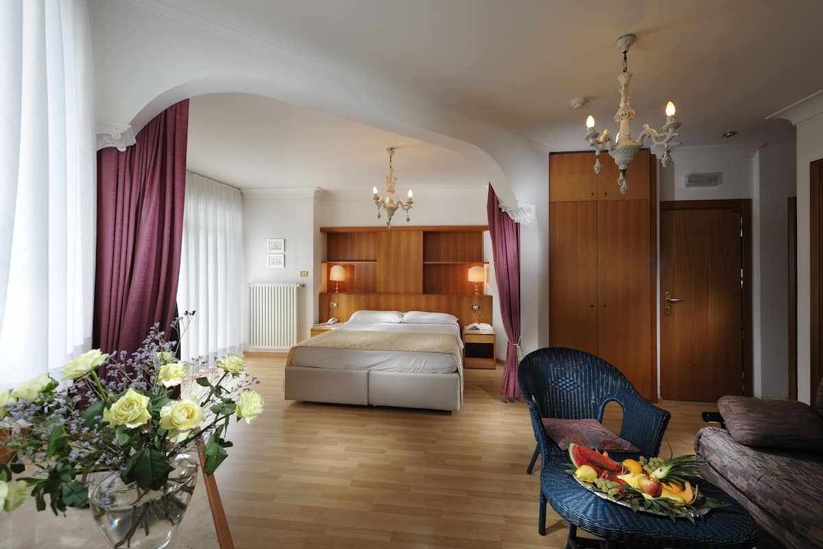 Suite, 2 Schlafzimmer | Wohnbereich | Flachbildfernseher, Kinderspielzeug