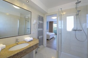 Suite, 2 slaapkamers | Badkamer | Een douche, gratis toiletartikelen, een haardroger, een bidet